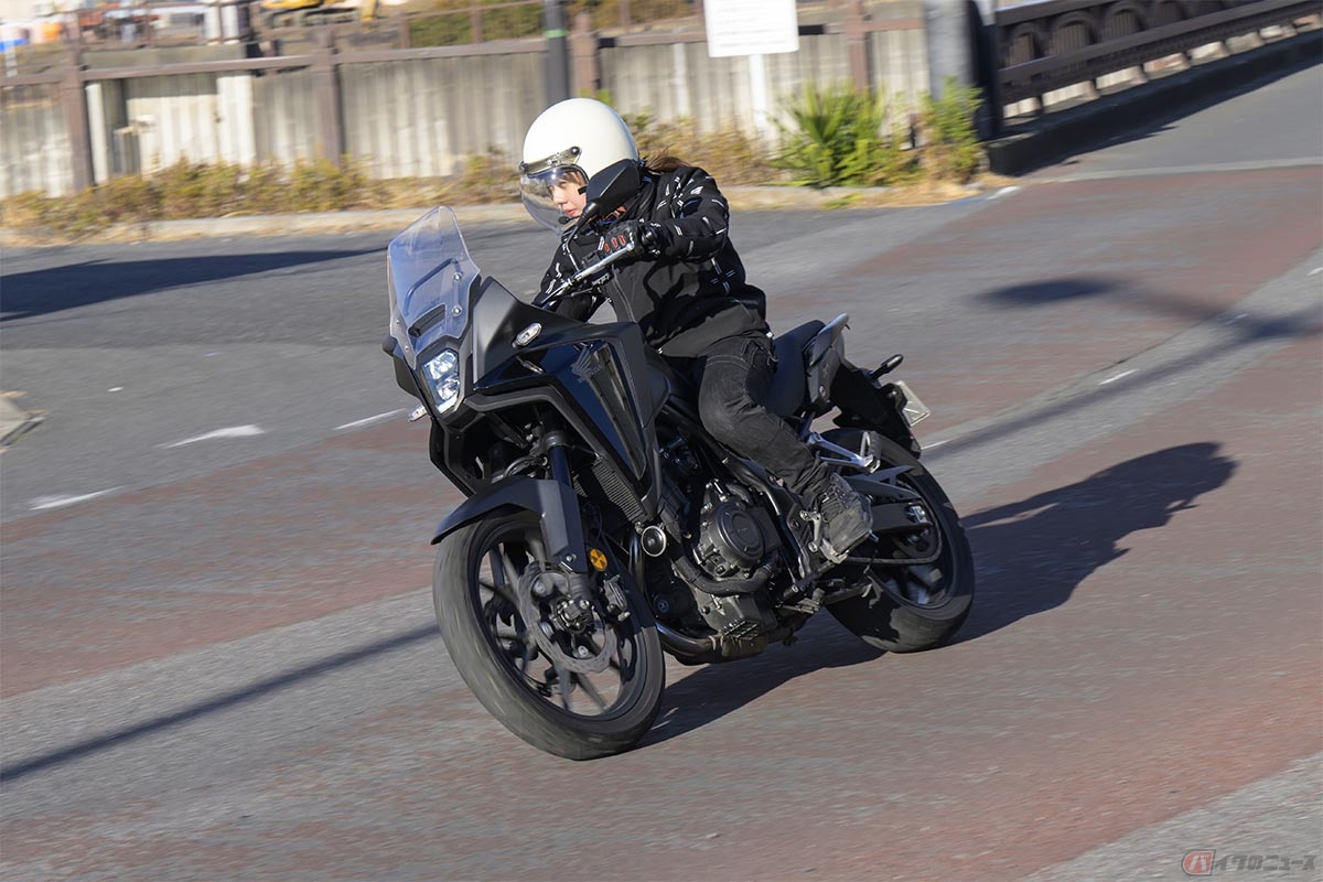 ホンダ「NX400」の走りを楽しむバイク好き女優の小野木里奈さん