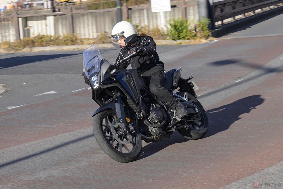 ホンダ「NX400」の走りを楽しむバイク好き女優の小野木里奈さん