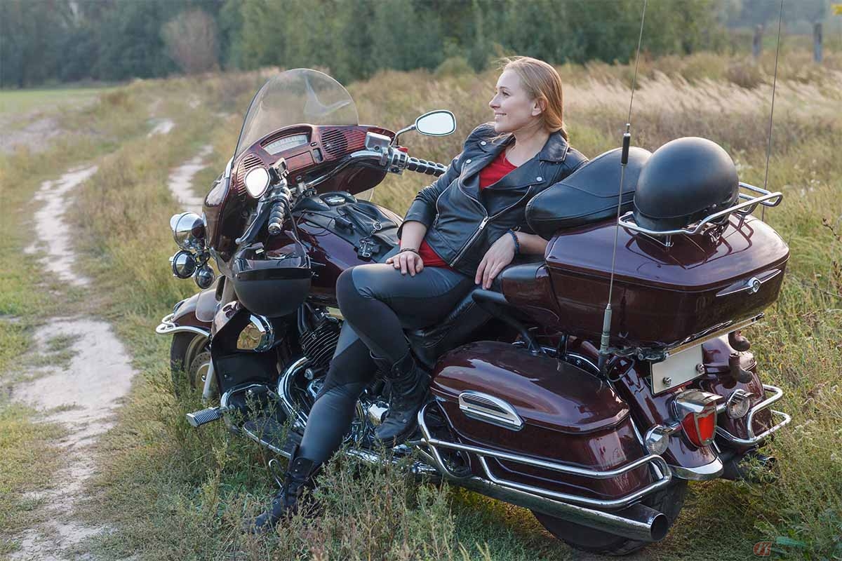 バイクの運転中に体調不良を感じた場合は無理に走行を続けず、安全な場所に停止することが第一