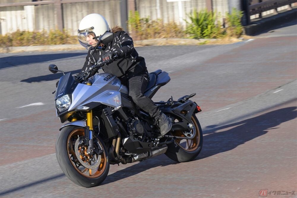 スズキ「カタナ」の走りを楽しむバイク好き女優の小野木里奈さん