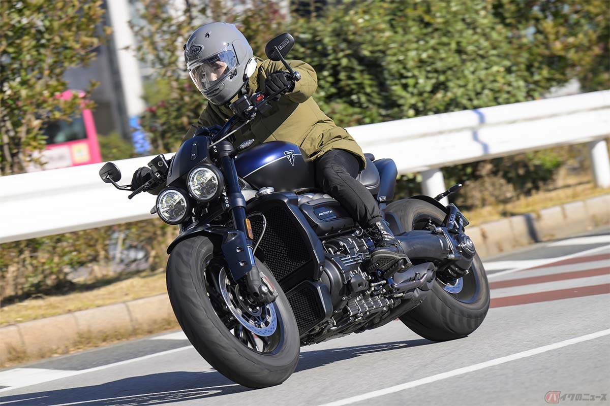 トライアンフ「ROCKET 3 STORM R」の走りを楽しむバイク女子の高梨はづきさん