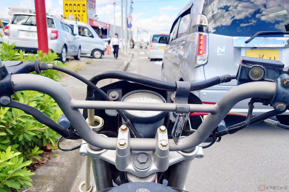 バイクの右直事故の場合、およそ9割がバイク側が直進で相手の車両が右折をしてくるパターン