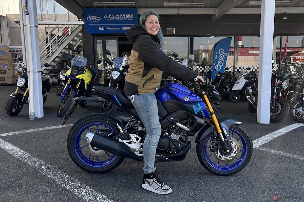 ヤマハ「MT-125」にまたがるクリステル・チアリさん
