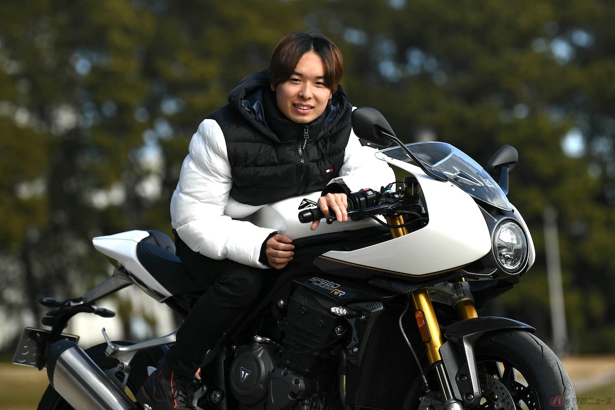 トライアンフ「スピードトリプル 1200RR」と石塚健選手
