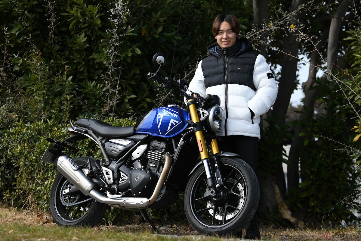 トライアンフ「スピード400」とレーシングライダーの石塚健選手