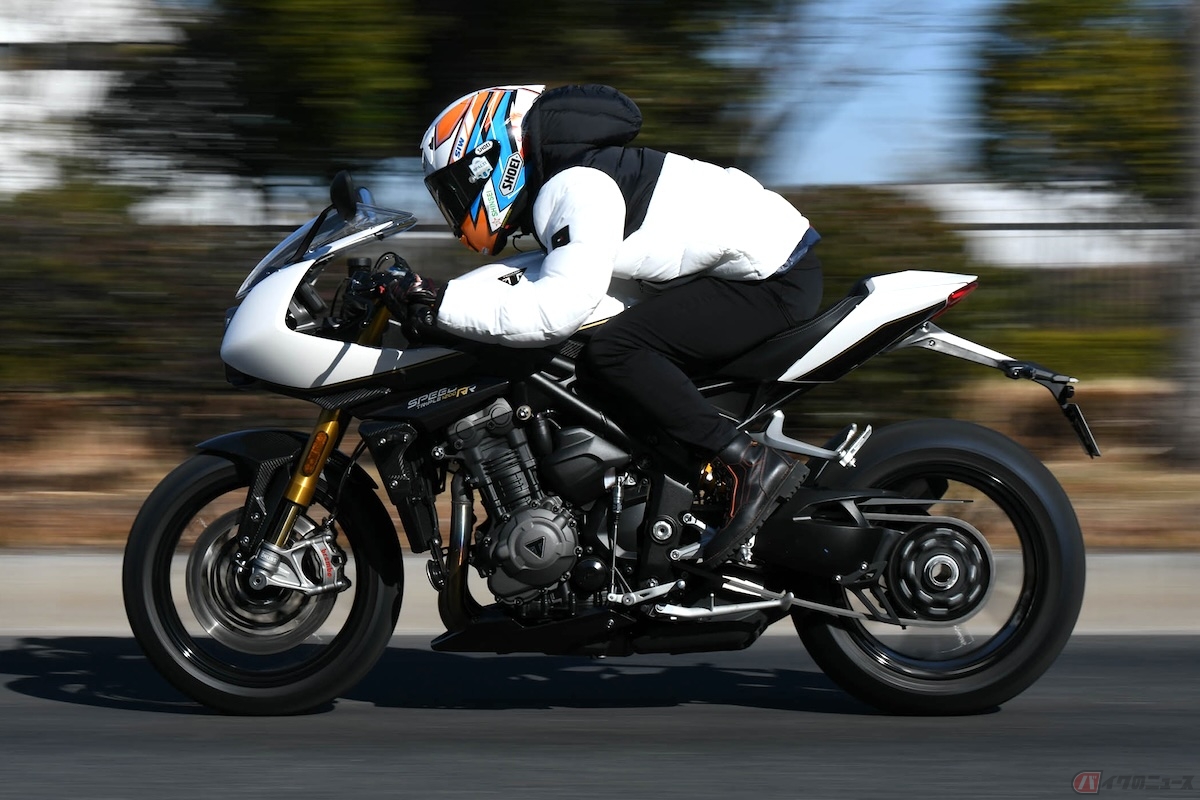 トライアンフ「スピードトリプル 1200RR」の丁度良いパワー感を楽しみ走行する石塚選手