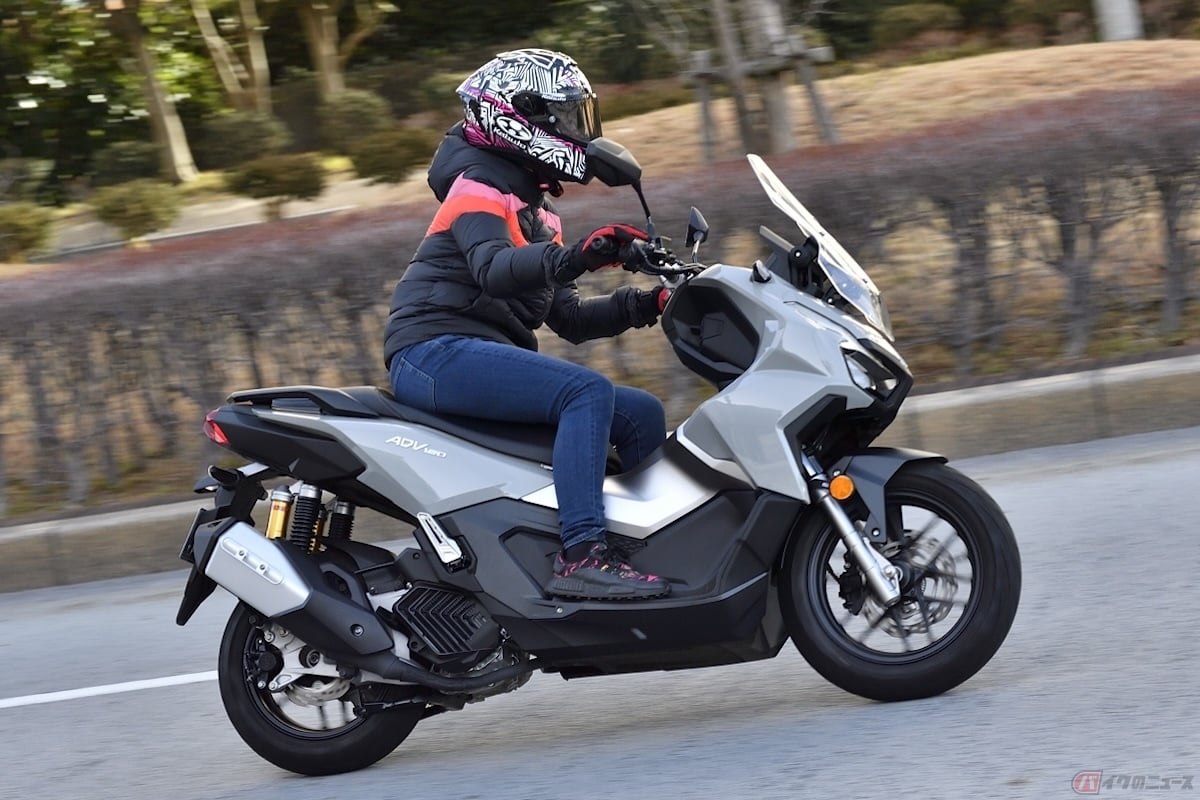 ADV160の走行性能を確認する筆者(先川知香)