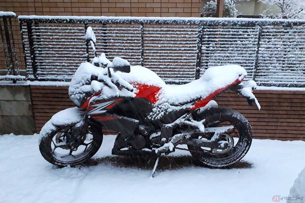 冬の間に乗らなかったバイクは、気温や湿度の変化による影響を受け、劣化や錆が生じている可能性がある