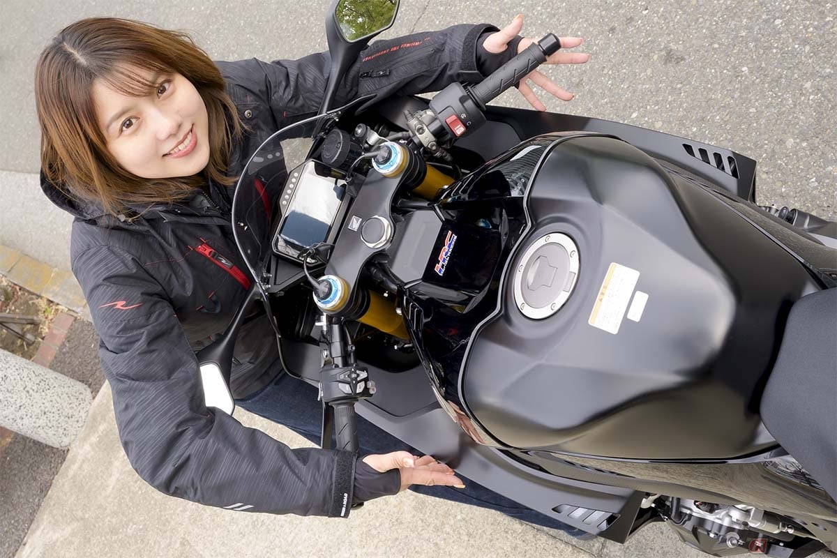 ホンダ「CBR1000RR-R FIREBLADE」とバイク好き女優の小野木里奈さん