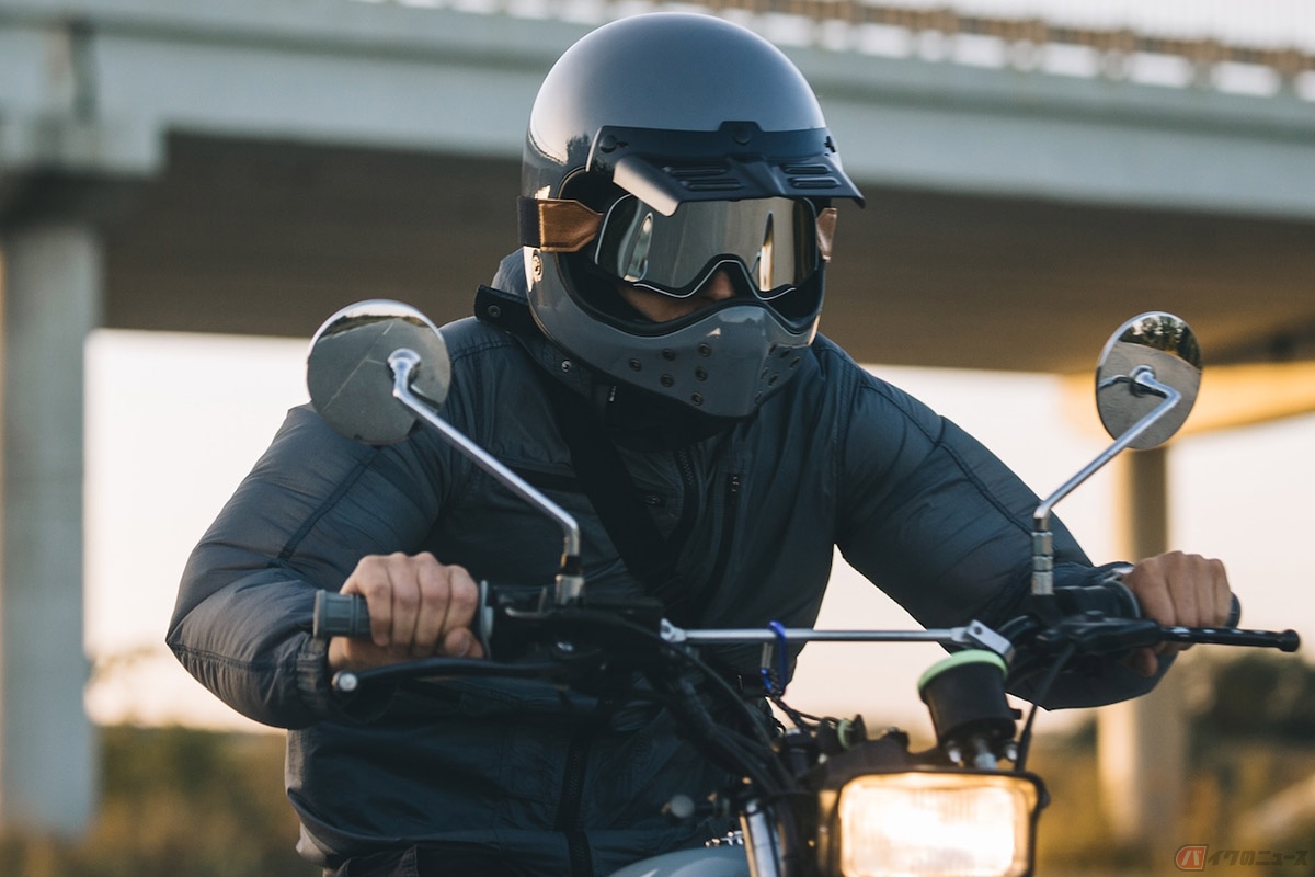 バイク用ゴーグルはレンズ部分が広く、視界を確保しやすい設計になっているのが特徴