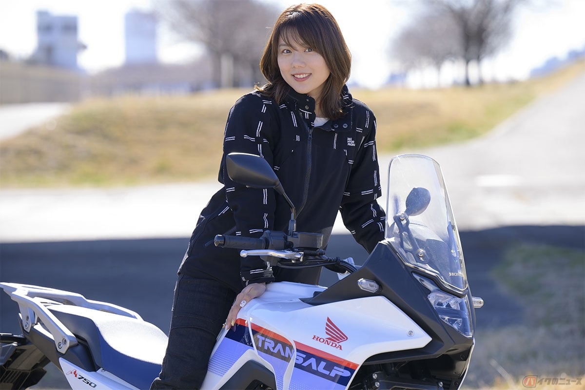 ホンダ「XL750 TRANSALP」とバイク好き女優の小野木里奈さん