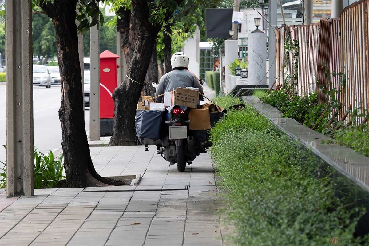 原付などのスクーターは道路交通法上は「車両」として分類されるため、原則として車道の左側端を通行しなければならず、歩道を走行することは道路交通法第17条第1項で原則禁止されている