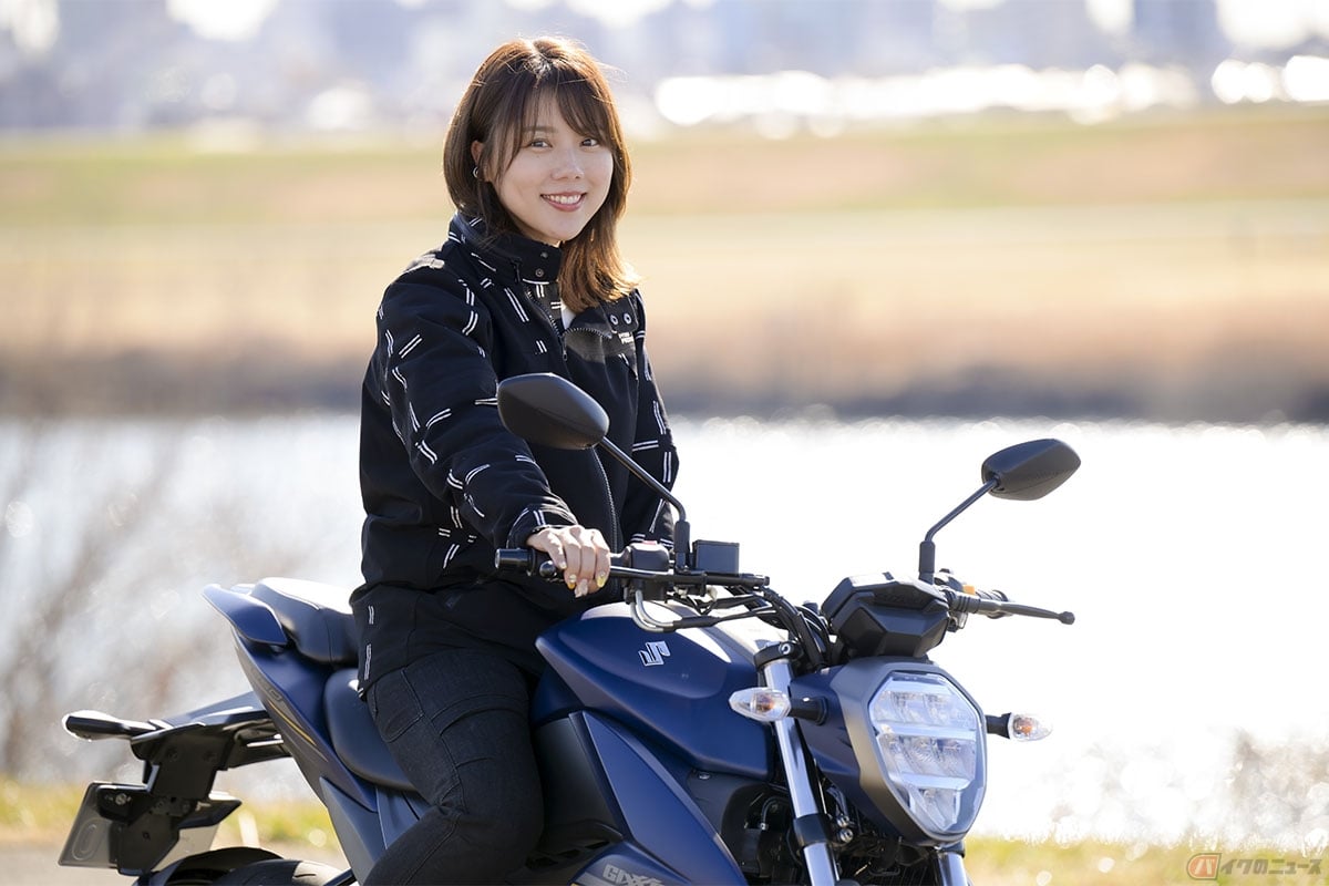 スズキ「ジクサー250」とバイク好き女優の小野木里奈さん