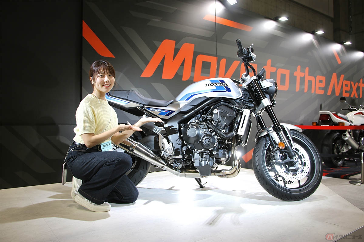 東京モーターサイクルショーのホンダブースに展示されていた「CB1000Fコンセプト」とバイク好き女優の小野木里奈さん