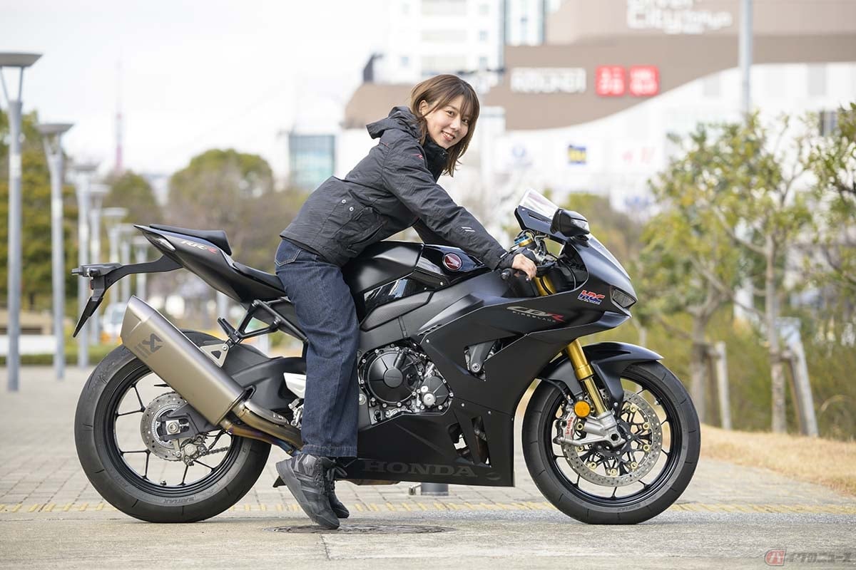 ホンダ「CBR1000RR-R FIREBLADE」の足付き(身長160cm)