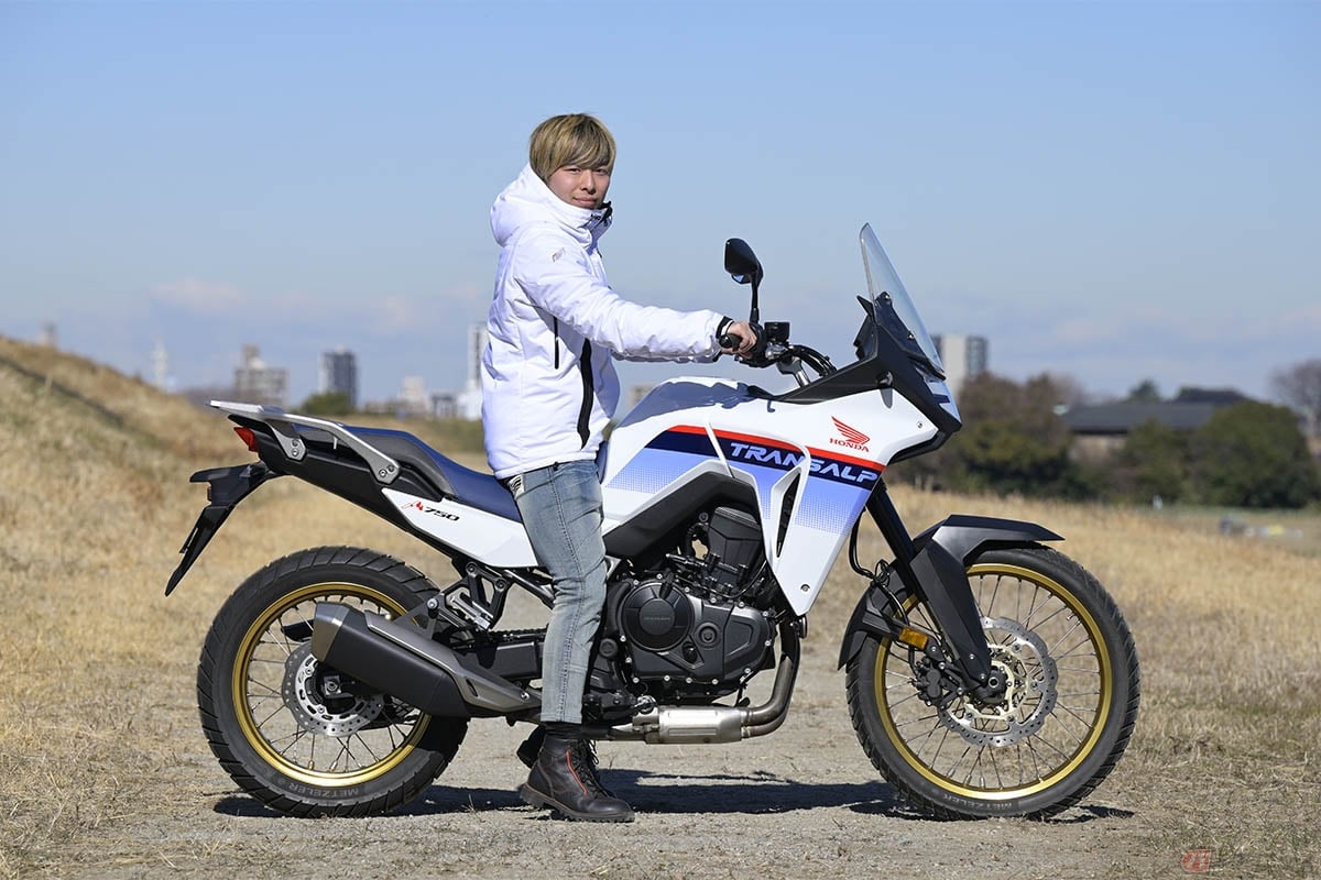 ホンダ「XL750 トランザルプ」の足着き(身長165cm)