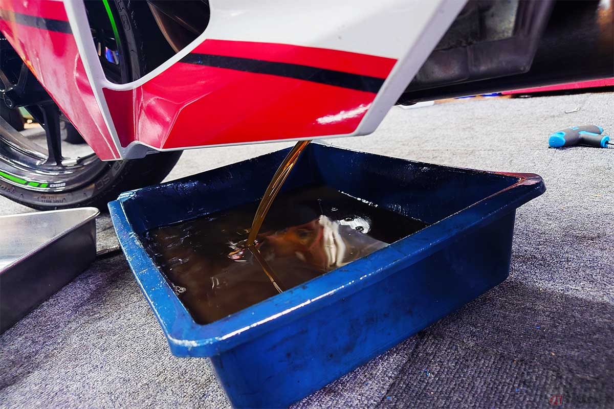 エンジンオイルの交換時期については、多くのメーカーではバイクの種類や使用状況に応じて3000kmから5000kmごと、または半年から1年ごとの交換が推奨されている