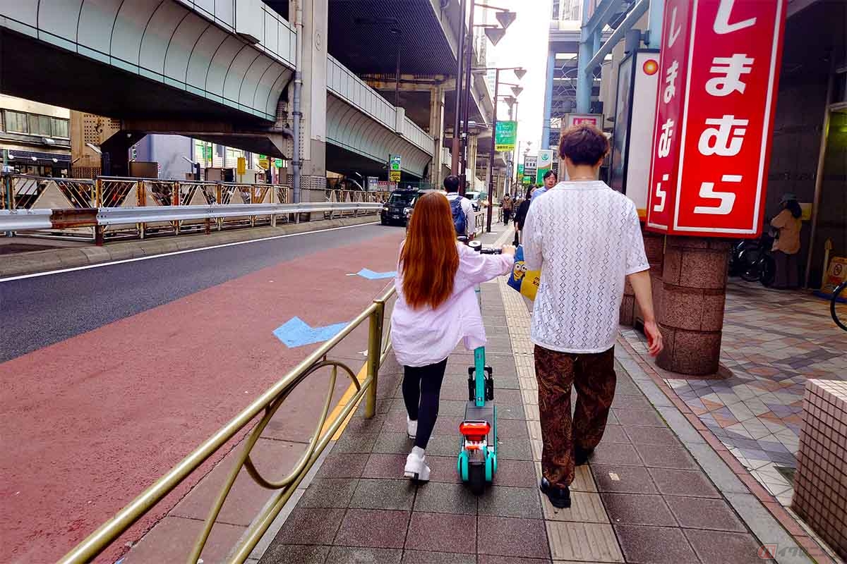 道路交通法第2条第3項第2号において、大型自動二輪車又は普通自動二輪車、二輪の原動機付自転車を押して歩いている場合など、特定の条件下では「歩行者」として扱われる