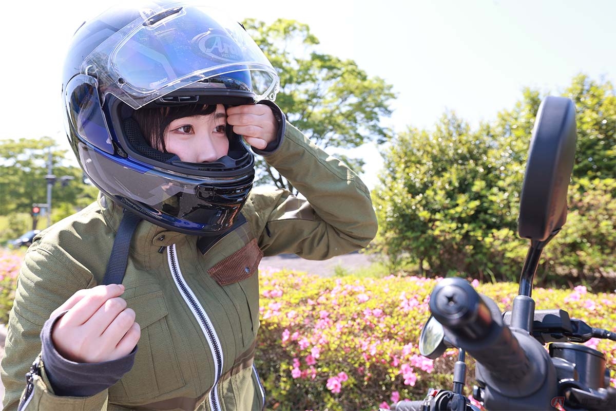 バイクを運転する際に必須の装備であるヘルメットは、安全規格に適合しているかを確認することが重要