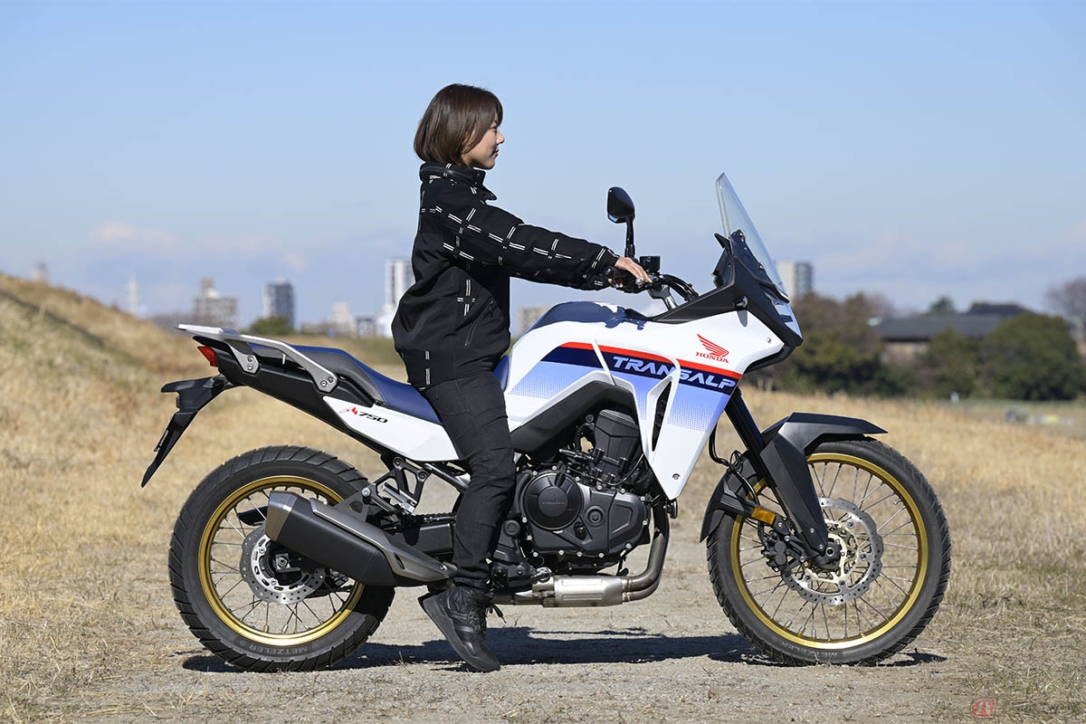 ホンダ「XL750 TRANSALP」の足付き(身長160cm)