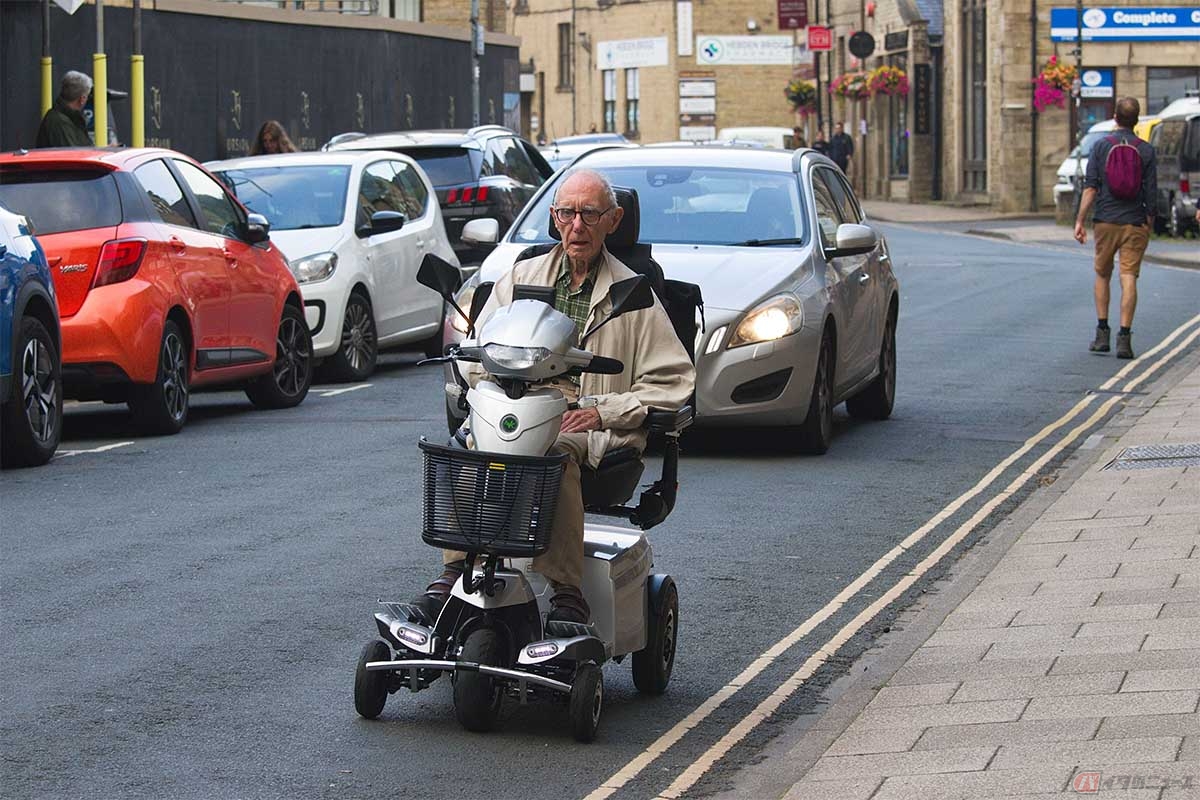シニアカーは一般的な自動車やバイクのように、車道を走行することは不可