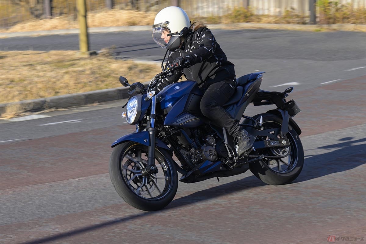 スズキ「ジクサー250」の走りを楽しむバイク好き女優の小野木里奈さん