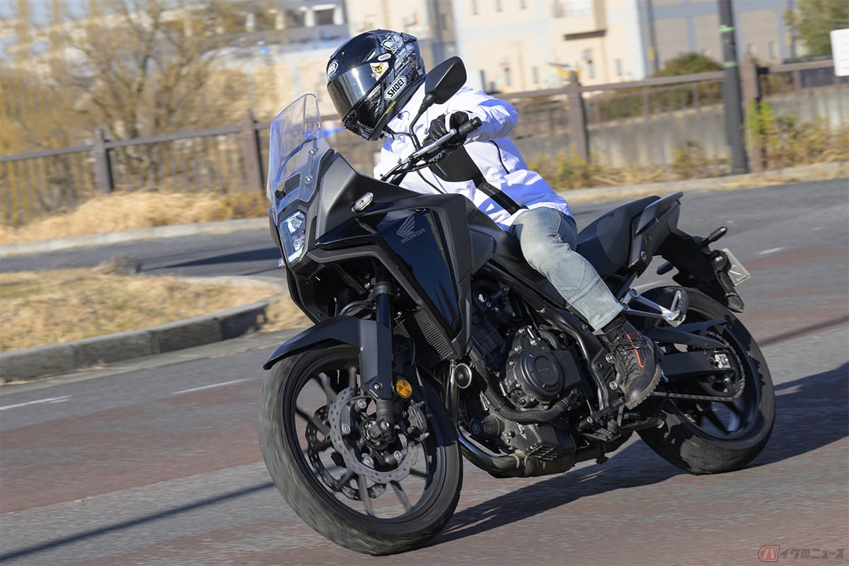 ホンダ「NX400」のコーナーでの軽快なヒラヒラ感を楽しみ走行する石塚健選手