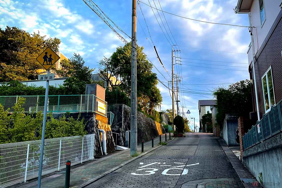 JAFが2024年に実施したテストによれば、125cc、250cc、900ccのバイクがドライ路面を40km／hで走行した場合、制動距離はおよそ8mから10mという結果となった