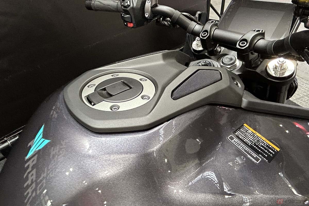ヤマハ「MT-09」最新モデル。タンク上部にはエンジンの躍動感を伝える「にアコースティックアンプグリル」が採用されています