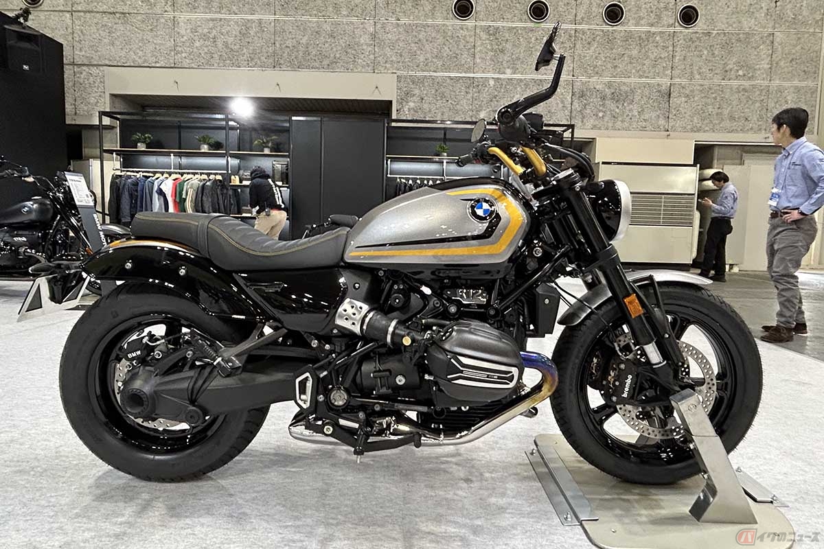 BMW Motorrad「R12 nineT」(右)と「R12」(左2台)