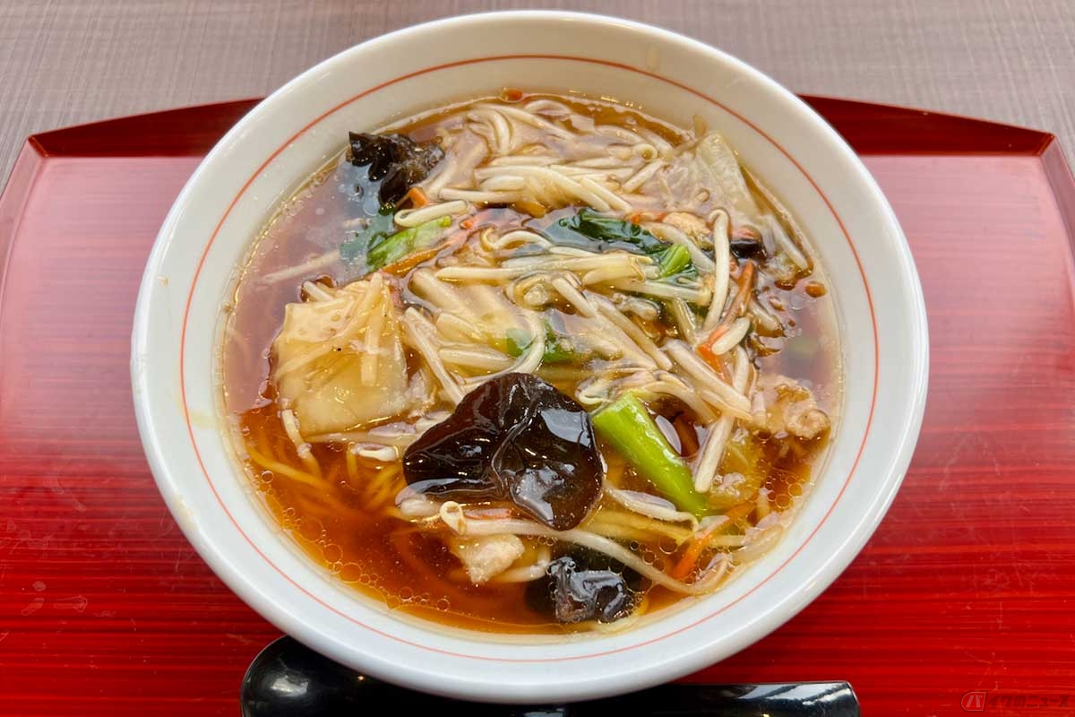 圏央道「厚木PA」（外回り・八王子方面）のフードコート「厚木食堂」で食した「サンマーメン」（980円）は、具材と餡の量が程よく、終盤にはスッキリした醤油スープになって食べやすい
