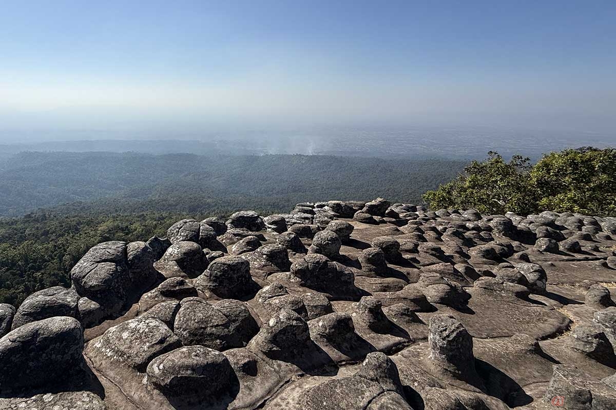 キノコのような奇岩が一面を覆う「ランヒンプム」からの展望