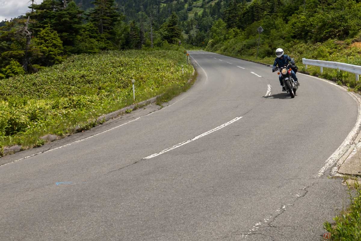 安全にライディングする上で、遠くを見ることは必須だが……