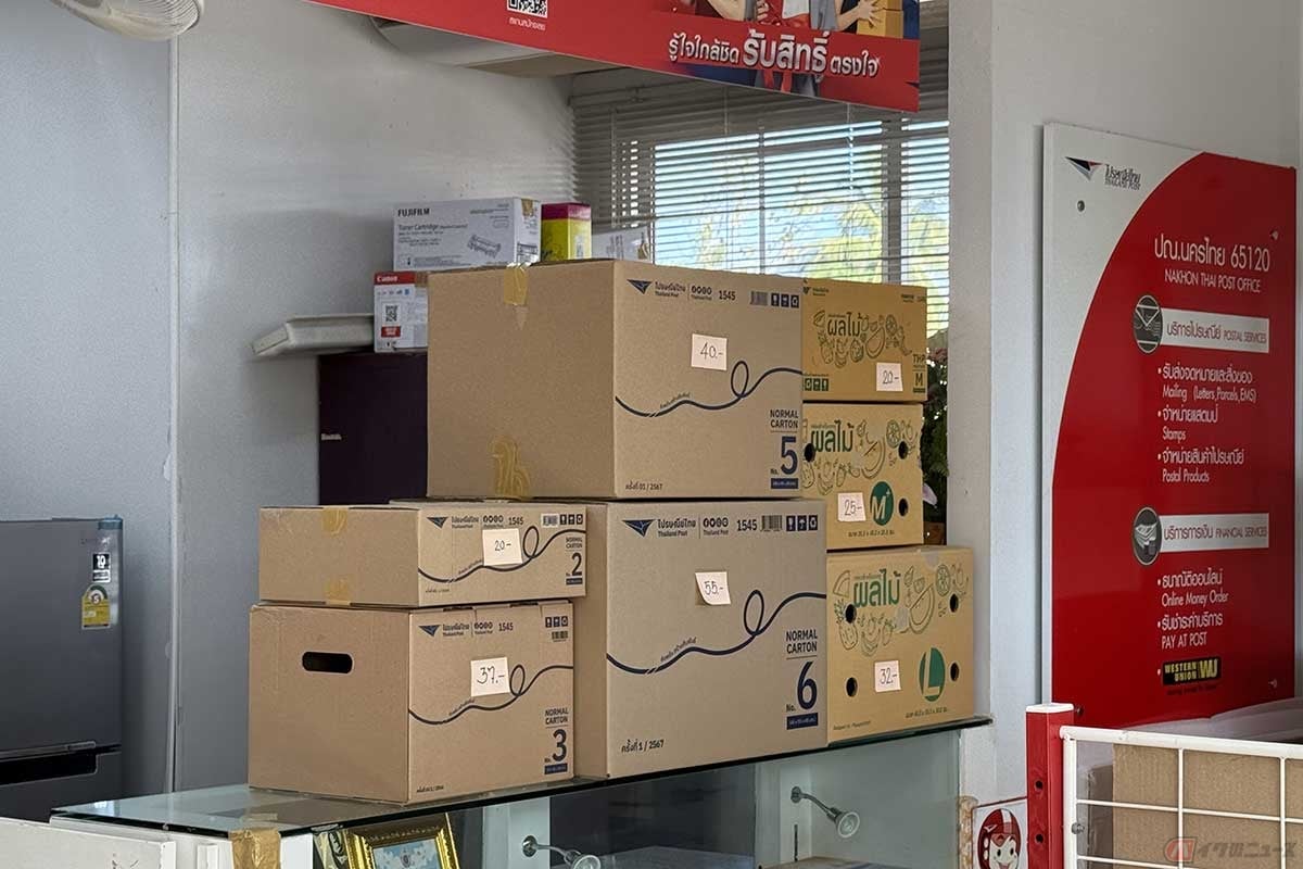 郵便局内で、荷物のサイズに合わせた箱を購入することができます