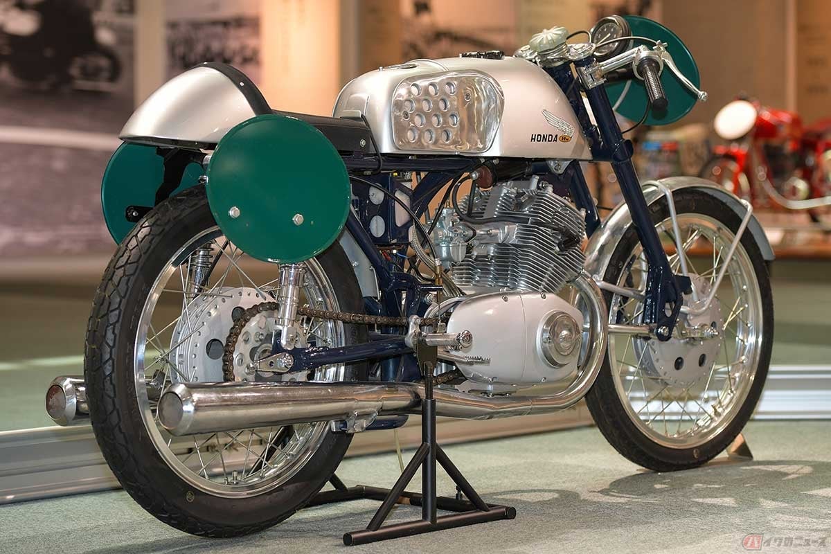 エンジンは市販車「CS71」をチューニングして24psに。車体はマン島TTに出場した「RC142」に近いものだった