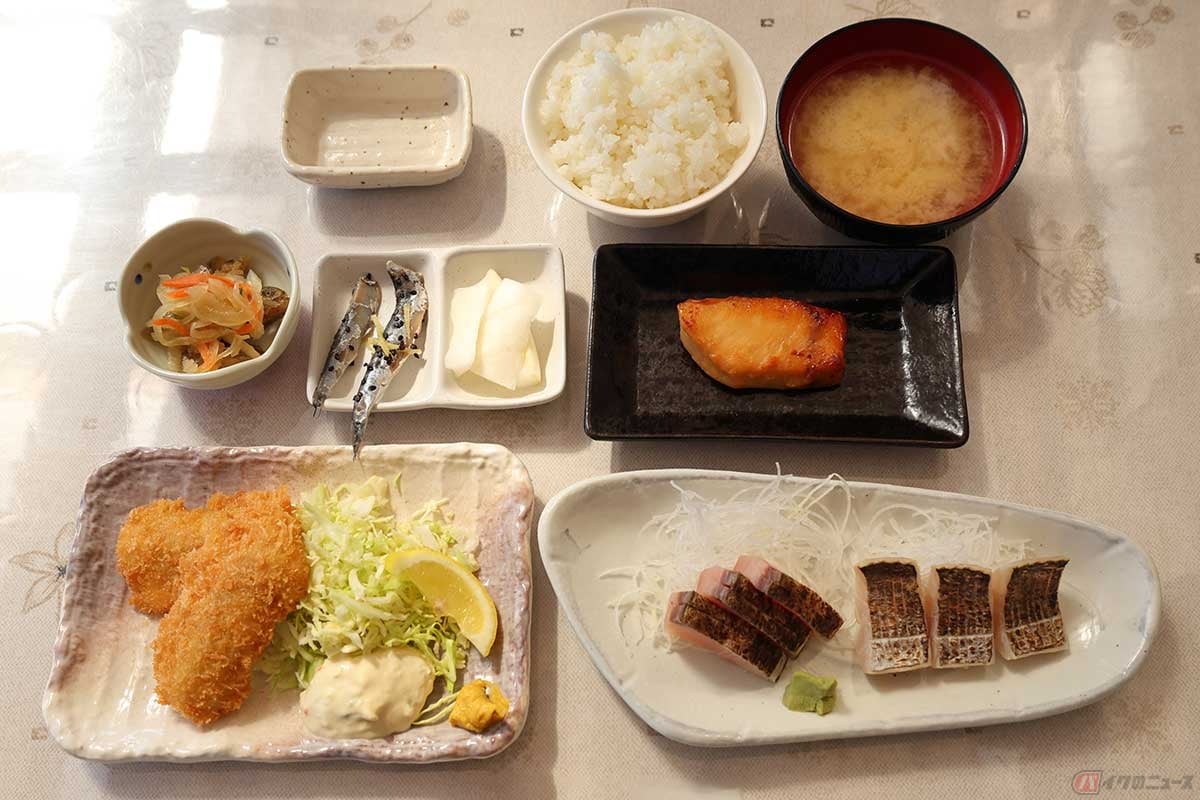 「えびせい」で筆者が悩んだ末にチョイスしたのは「漁師定食」。アジフライに刺身と焼き魚のセット