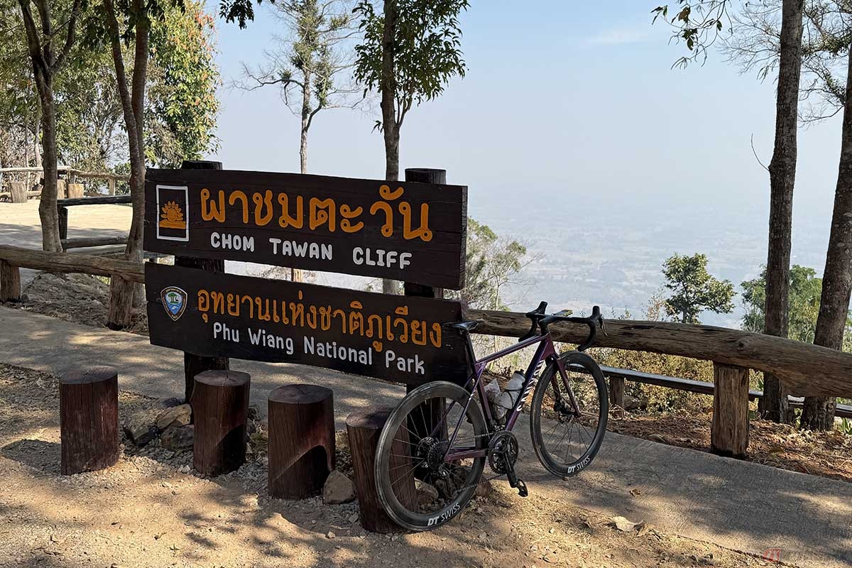 「チョム・タワンの崖」のヒルクライムを終えると、目の前に展望が開けます