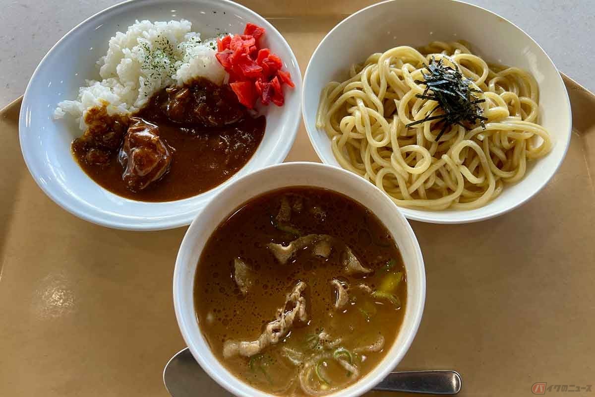 首都高「代々木PA」で見つけた「肉汁つけ麺セット」(1350円)は、一瞬相当な量に見えるが、スプーンと対比すると分かるように、じつはそれぞれの器はさほど大きくはなく、余裕で完食できる適量だった