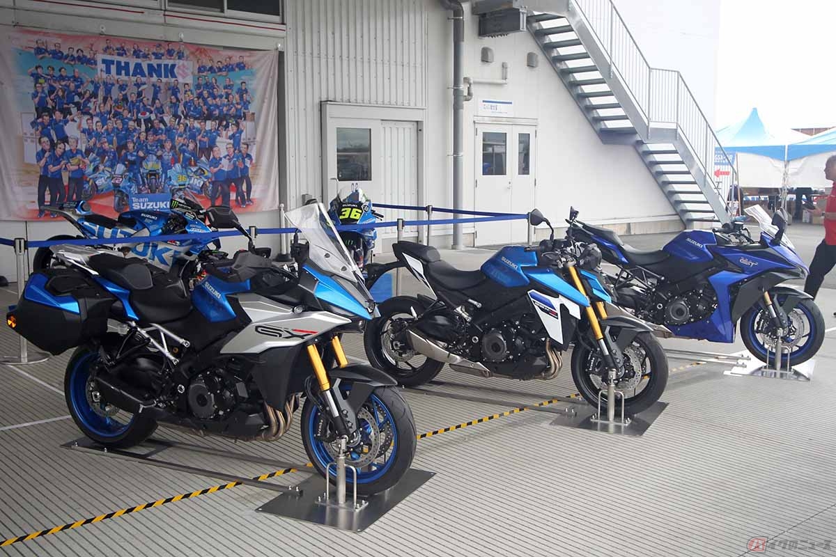 左からスズキ「GSX-S1000GX」「GSX-S1000」「GSX-S1000GT」