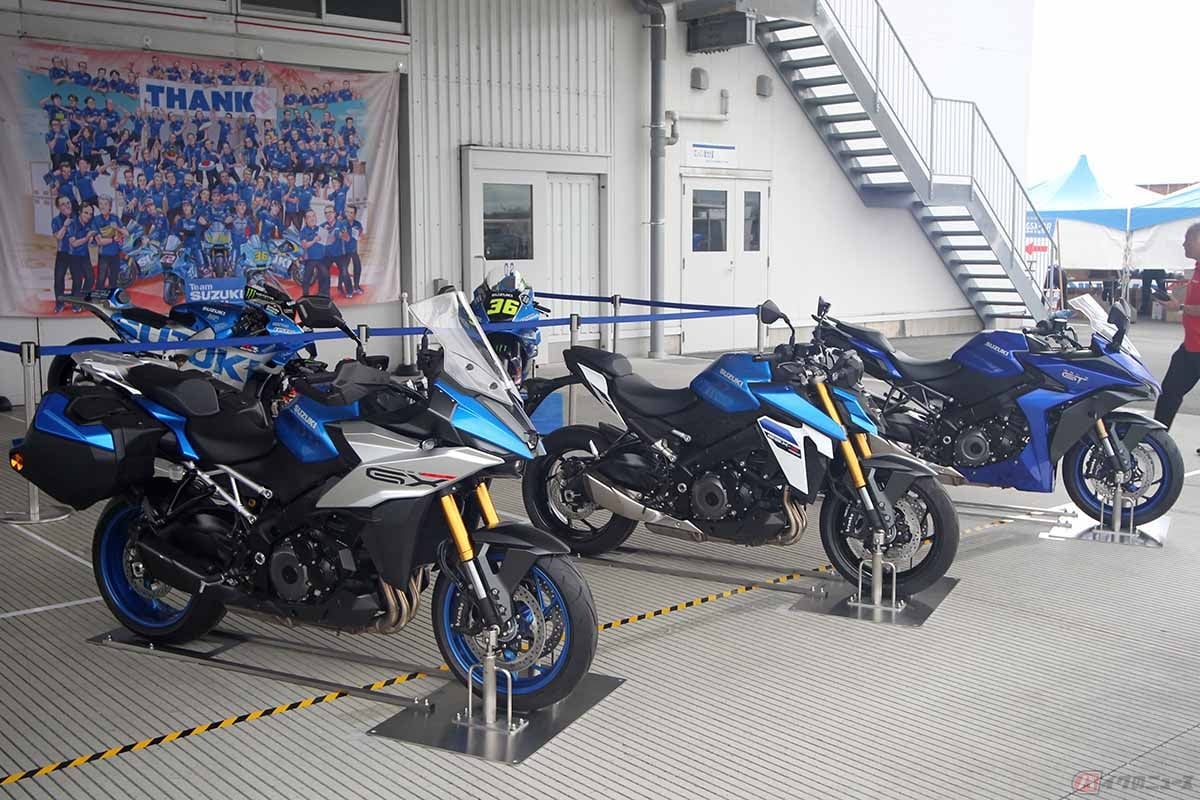 左からスズキ「GSX-S1000GX」「GSX-S1000」「GSX-S1000GT」