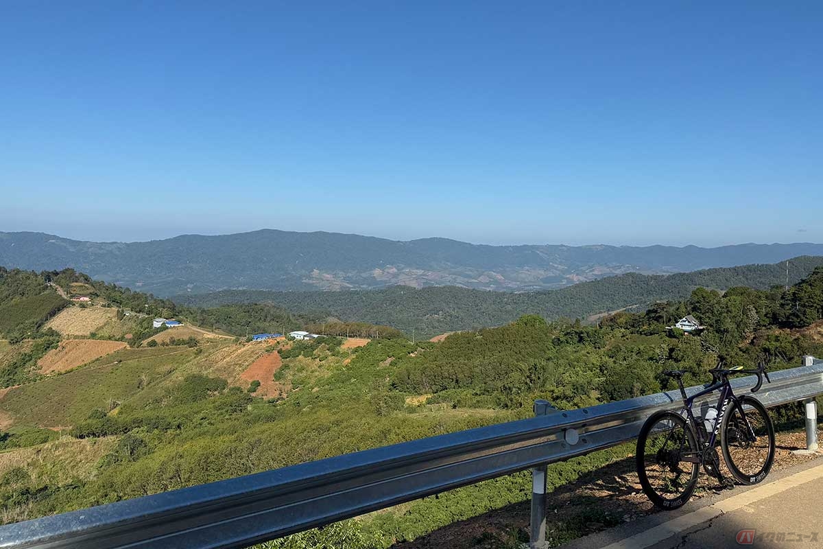 絶景が連続する「R1093」の山岳道路