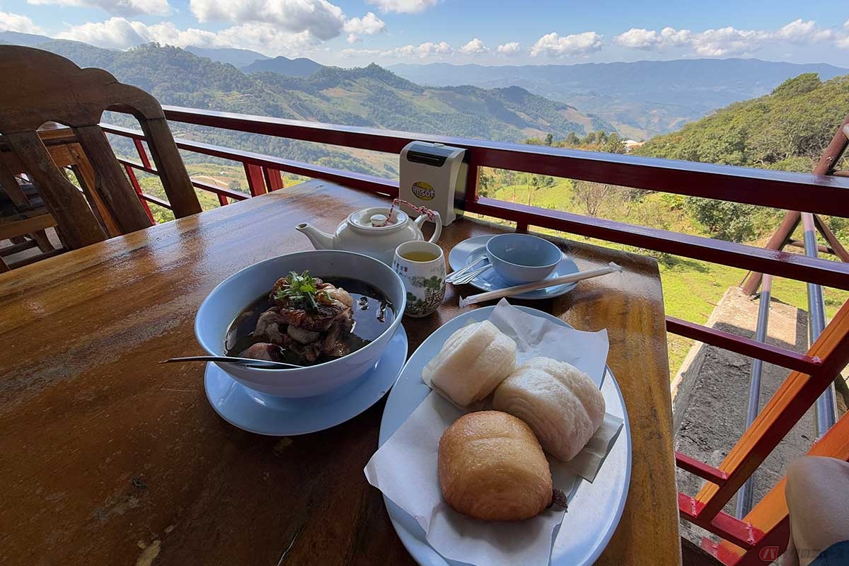 苦労した末にたどり着いた「万頭屋」で、眼下に広がる大パノラマを前に食べるランチは最高です