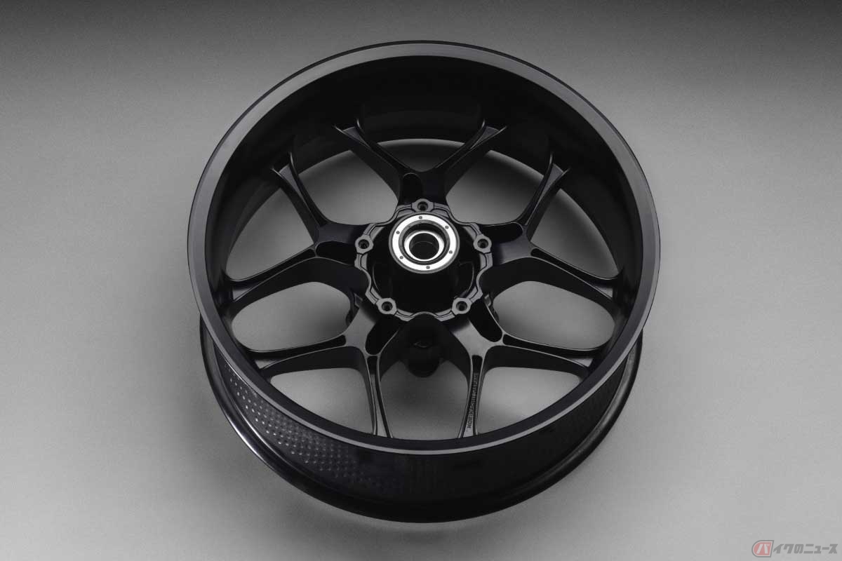 ヤマハ「YZF-R1」が装備する軽量素材のマグネシウムを用いたキャスト（鋳造）ホイール