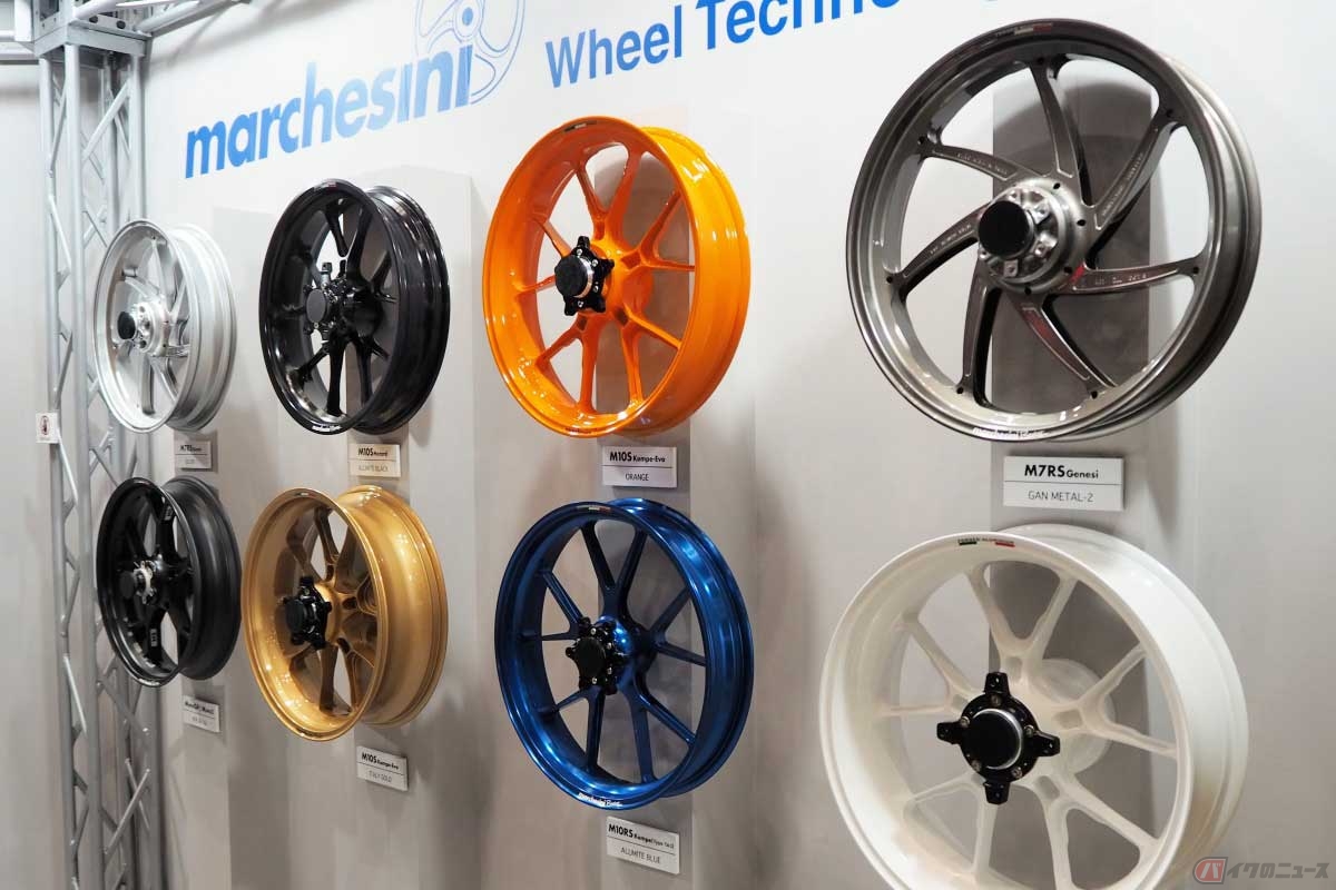 レース用ホイールで有名なマルケジーニ社は、市販バイク用にアルミニウム製およびマグネシウム製の鍛造ホイールを販売する