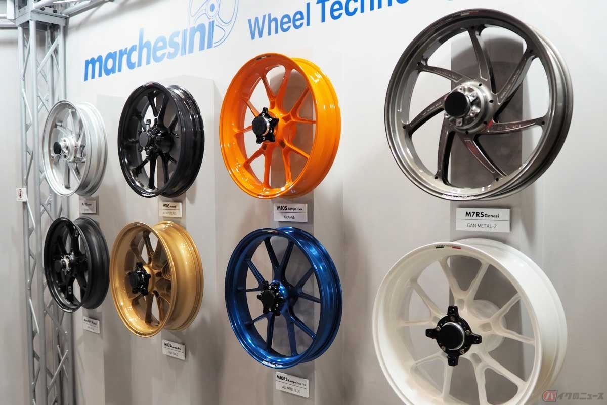 レース用ホイールで有名なマルケジーニ社は、市販バイク用にアルミニウム製およびマグネシウム製の鍛造ホイールを販売する