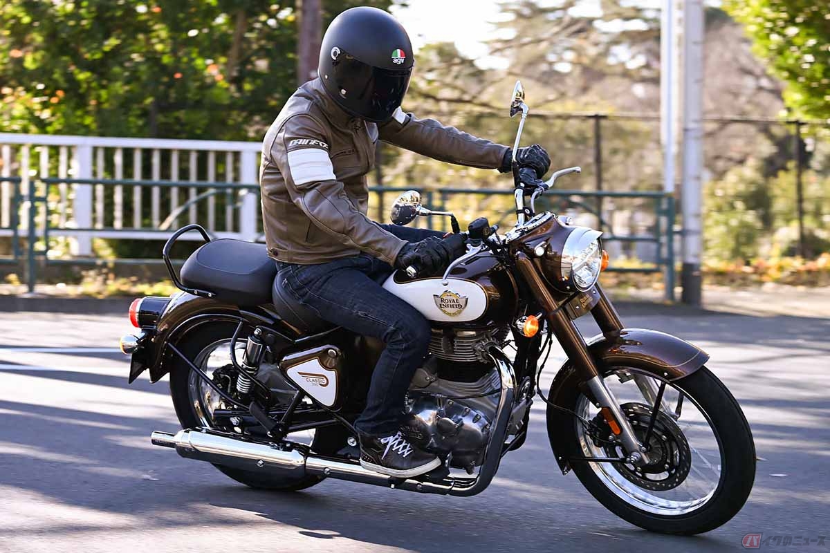 ロイヤルエンフィールド「クラシック350」に乗る筆者（伊丹孝裕）