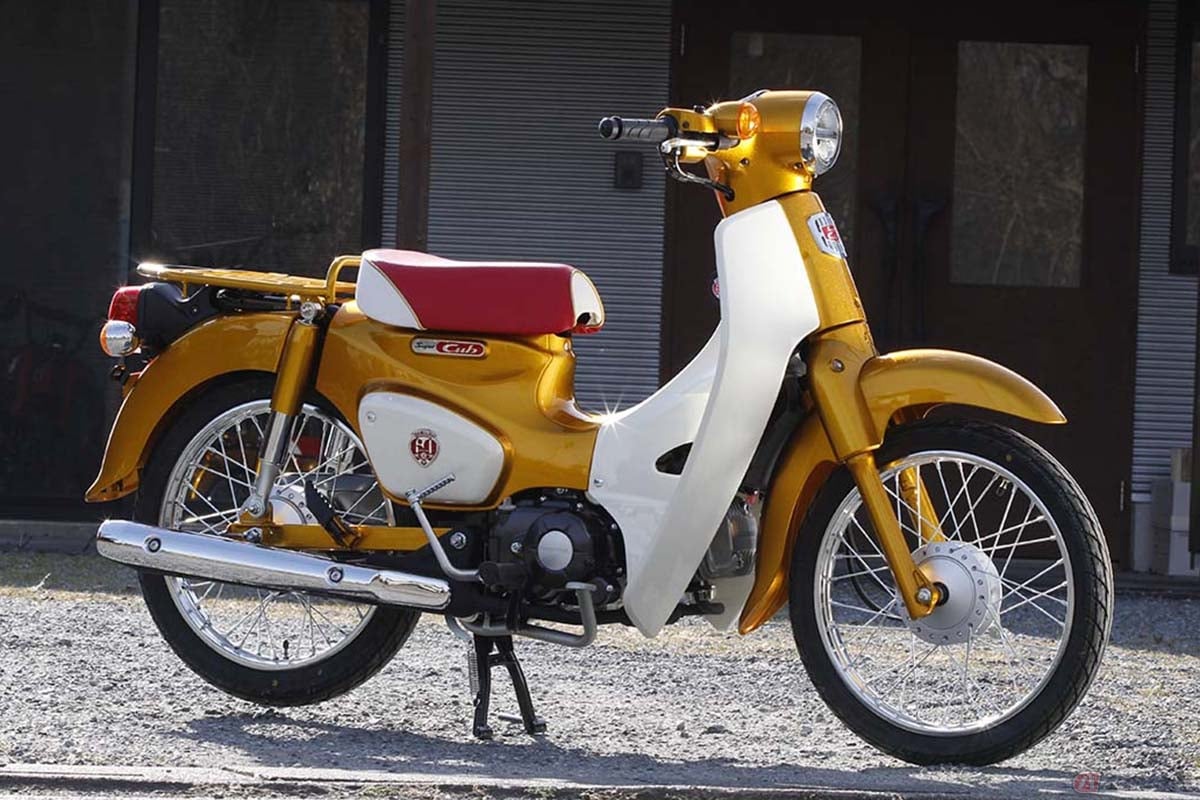 生誕60周年+シリーズ累計1億台突破記念モデル(赤白カラーのモデル)をベースに、その数週間後にはモーターショーに出品されていたプロトタイプレプリカ仕様へと変貌。カラーリングのみ完成した直後は、まだノーマルエンブレムを装着してます
