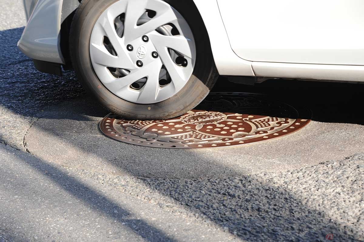 マンホールの工事は、蓋の周辺をくり抜いて行われるので、路面にはドーナツ状の痕跡が残るという。写真の蓋はすべり止めのない従来型(撮影=中島みなみ)