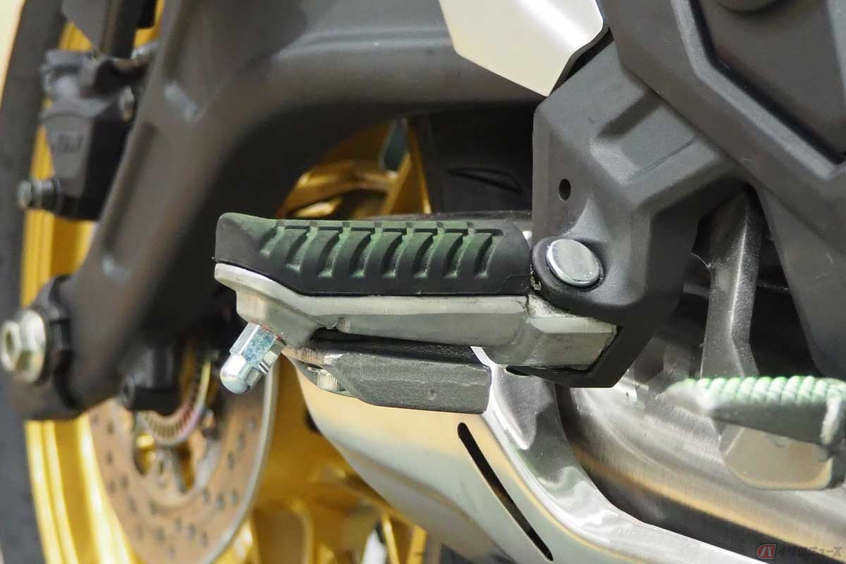 カワサキ「Z650RS」のステップバーには、振動対策でウエイトを装着している