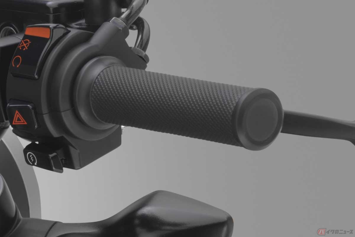 ホンダ「レブル250」のグリップ。一見するとハンドルバーウエイトは非装備だが、ハンドルパイプの内部に錘を溶接して装着している